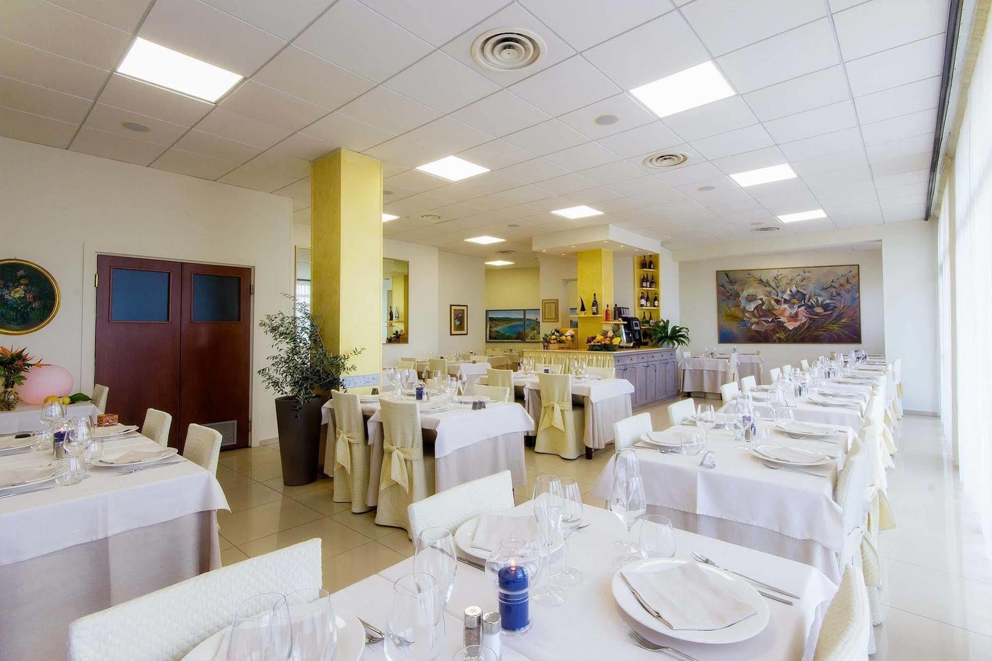 Piccolo Hotel Diano Marina Bagian luar foto
