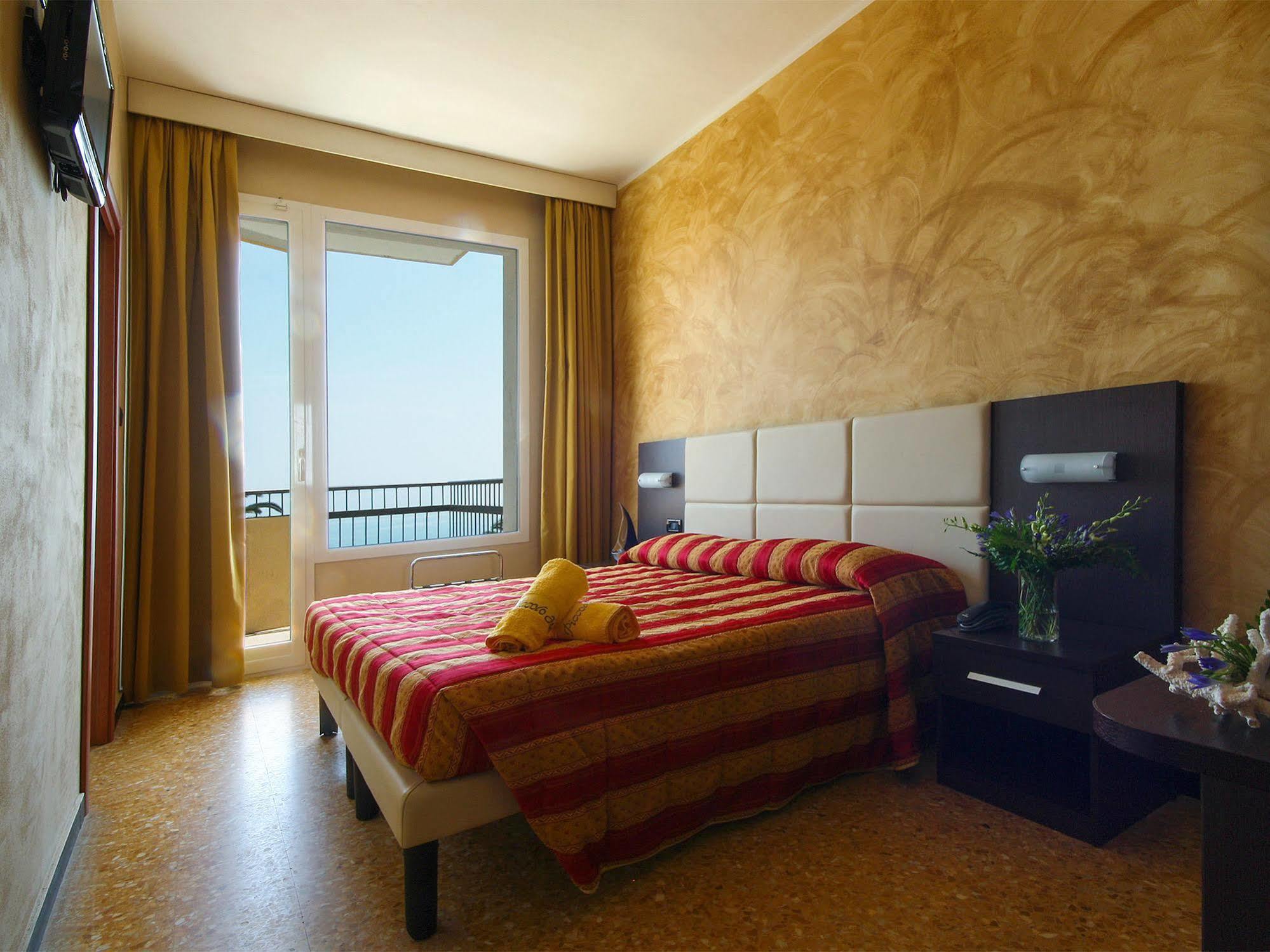 Piccolo Hotel Diano Marina Bagian luar foto